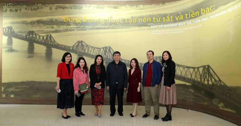 Chuyên viên quản lý tại các khu di tích, bảo tàng và danh lam thắng cảnh