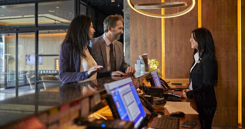 Có nên làm lễ tân khách sạn không