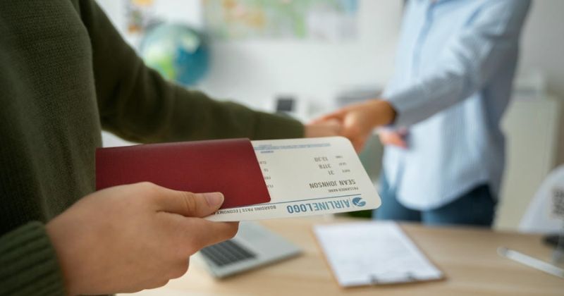 Nhân viên làm visa hộ chiếu