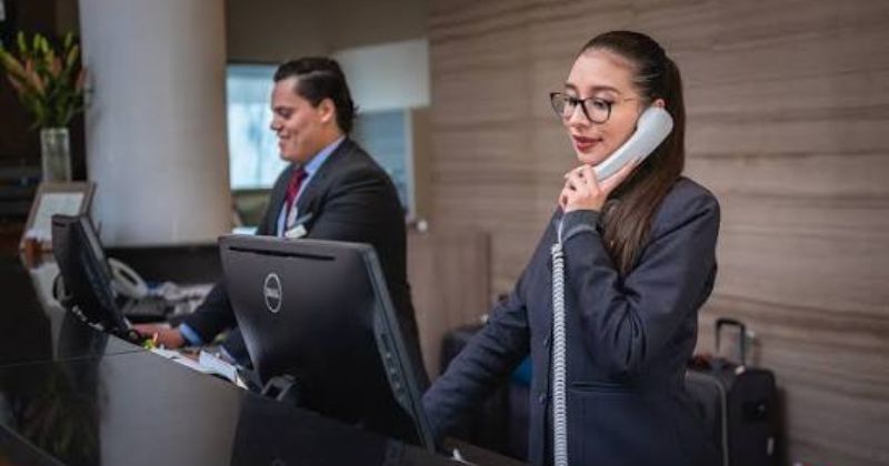 Nhân viên lễ tân khách sạn (Receptionist) chuyên nghiệp