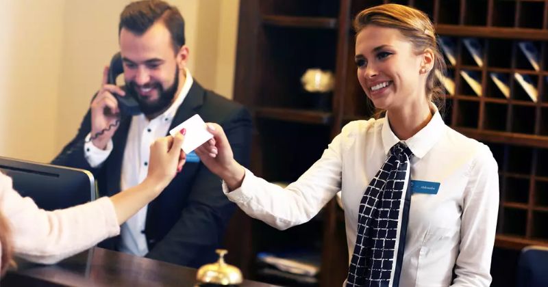 Những lưu ý giúp lễ tân khách sạn làm việc chuyên nghiệp